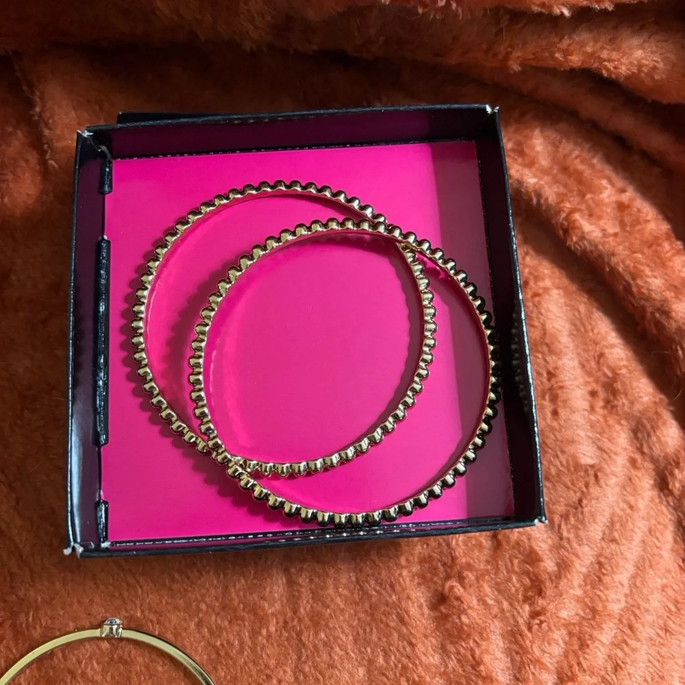 5 pairs of earrings, 1 set of 3 bracelets, 2 of the same necklace. All *NEW*!!! - Picture 3 of 14